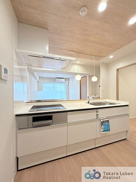 キッチンは人気の対面設計となっている為、リビングにいる方との会話が飛び交う明るい空間となりそうです。