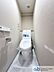 トイレ：ウォシュレット機能付きのトイレは壁掛けリモコンの上位グレードを採用。便座がスッキリした印象となり、限られた空間を広く見せる効果があります。