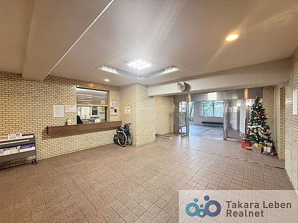 マンションエントランスです。落ち着いた温かみのある色調で、住む人をやさしく迎えてくれます。