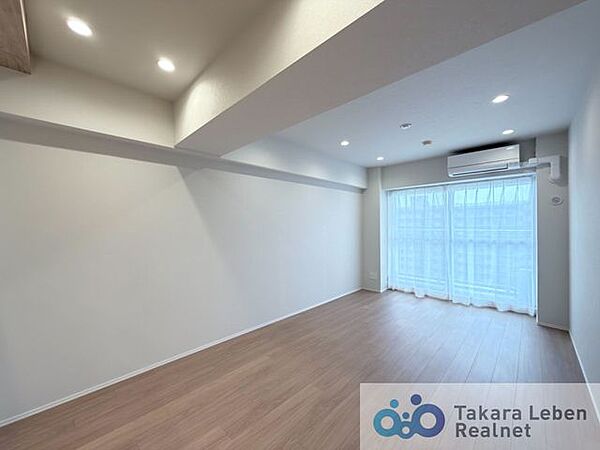 家族が集まる場所だからこそ、採光と通風を確保した心地よいリビングとなっております。自然と家族皆が揃い、笑顔が溢れる場となりそうです。