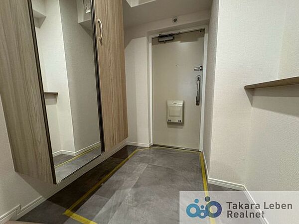 訪れる方を優しくお出迎えする落ち着いた玄関。毎日の外出や帰宅の際にも気持ちを落ち着かせてくれる空間になりそう。