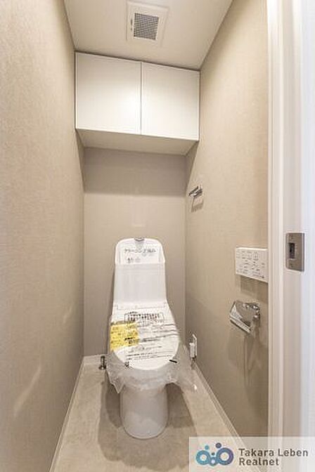 ウォシュレット機能付きのトイレは壁掛けリモコンの上位グレードを採用。便座がスッキリした印象となり、限られた空間を広く見せる効果があります。