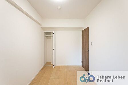 落ち着いた色合いでまとめられた寝室は、リラックスできる住環境。読書や就寝前のひとときをゆったりと過ごすことができます。