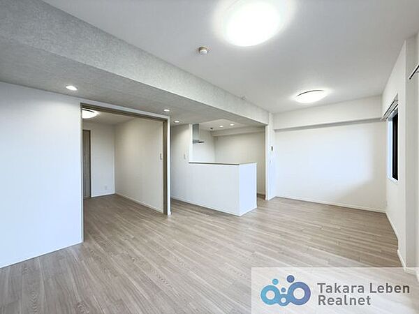 家族が集まる場所だからこそ、採光と通風を確保した心地よいリビングとなっております。自然と家族皆が揃い、笑顔が溢れる場となりそうです。