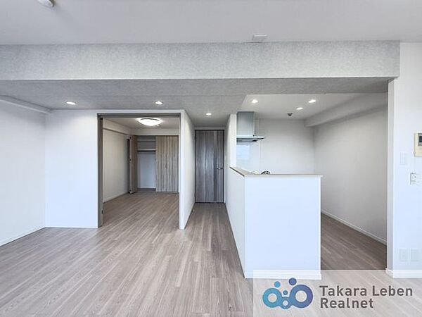 家族が集まる場所だからこそ、採光と通風を確保した心地よいリビングとなっております。自然と家族皆が揃い、笑顔が溢れる場となりそうです。