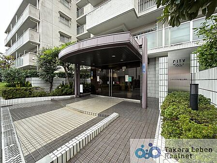 マンションエントランスです。落ち着いた温かみのある色調で、住む人をやさしく迎えてくれます。