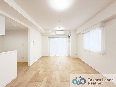 家族が自然と集まる、明るく開放感のあるリビング空間。大きな窓から差し込む陽光が室内をやさしく包み込み、毎日の暮らしに心地よい安らぎを与えてくれます。