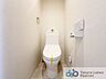 トイレ：ウォシュレット機能付きのトイレは壁掛けリモコンの上位グレードを採用。便座がスッキリした印象となり、限られた空間を広く見せる効果があります。