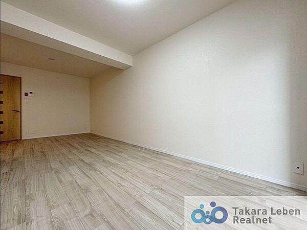家族が集まる場所だからこそ、採光と通風を確保した心地よいリビングとなっております。自然と家族皆が揃い、笑顔が溢れる場となりそうです。