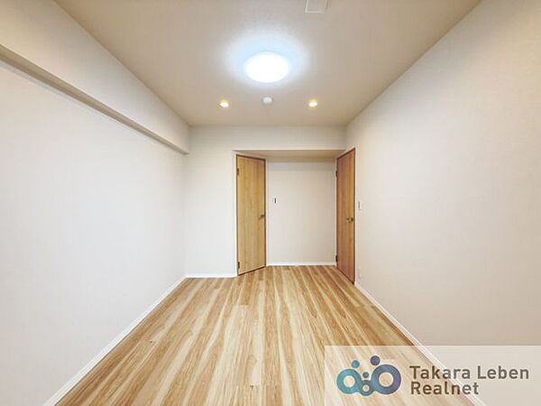 約7.0帖の洋室です。お気に入りのベッドを配置して、自分だけのこだわりの空間に仕上げてみましょう。