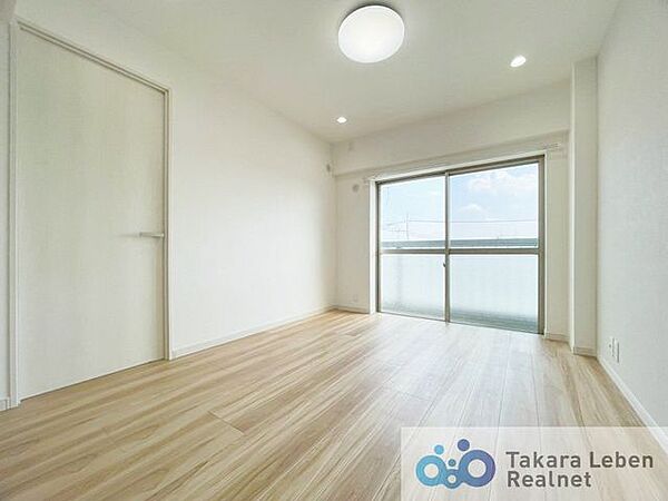バルコニーに面した明るい空間でリラックスタイムをお過ごしいただけます。