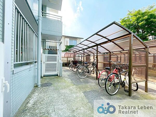 駐輪スペースは屋根付きのため、雨の日も安心して駐輪できます。