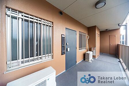 落ち着いた雰囲気の玄関は大切なお客様を迎えるのに最適です。毎日の外出や帰宅の際にも気持ちを落ち着かせてくれる空間である事間違いないですね。