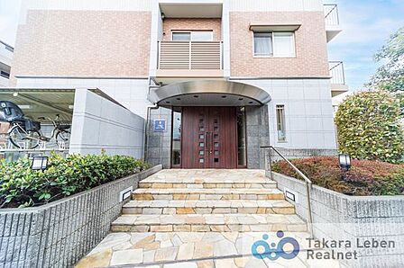 エントランス周りは植栽を配し、綺麗に管理されております。毎日のお出かけを気持ち良く後押ししてくれますね。