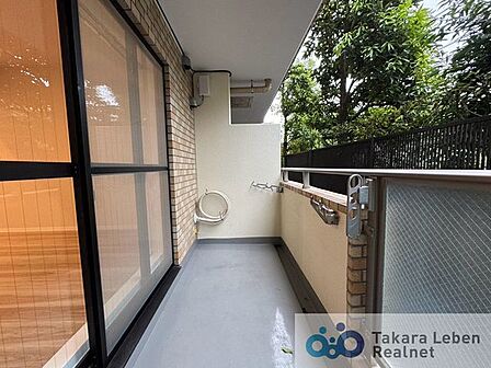 爽やかな風が吹き、思わずお部屋の外へ出たくなる、そんなバルコニーです。心地良さに包まれ、日々の暮らしをより鮮やかに彩ります。