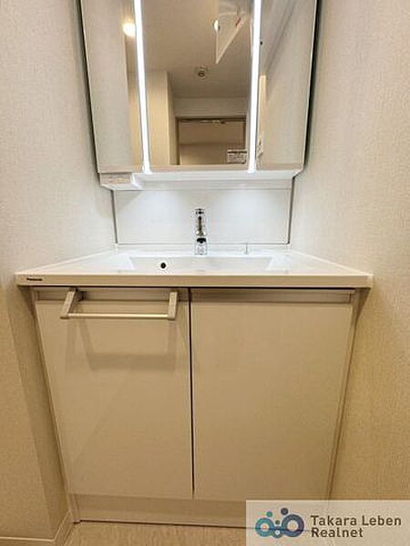洗面室は朝を快適にさせてくれる大切な空間です。バタバタしている忙しい朝でも収納が多い洗面台では短時間で効率良く支度ができます。