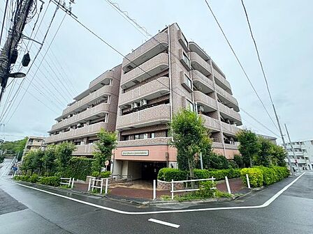 街並みに馴染むシンプルで端正なフォルム。暮らしやすい環境で安心してお住まいになれます。