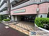 エントランス：マンションエントランスです。落ち着いた温かみのある色調で、住む人をやさしく迎えてくれます。