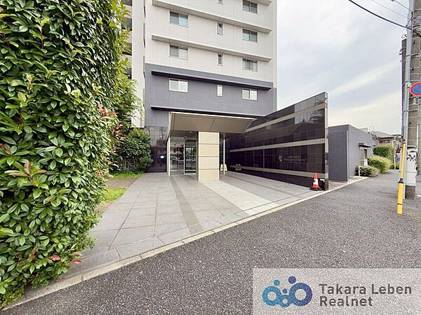 マンションエントランスです。落ち着いた温かみのある色調で、住む人をやさしく迎えてくれます。