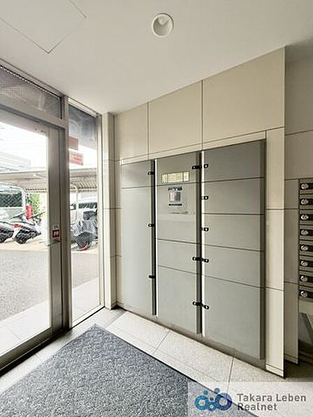 不在時の荷物の受け取りに便利な宅配ボックス。再配達依頼時の休日の時間の拘束から解放されます。