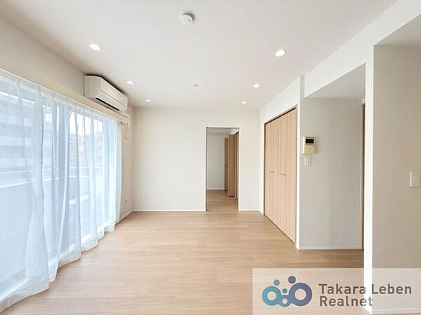 家族が集まる場所だからこそ、採光と通風を確保した心地よいリビングとなっております。自然と家族皆が揃い、笑顔が溢れる場となりそうです。