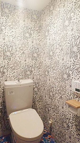 ウォシュレット機能付きのトイレは壁掛けリモコンの上位グレードを採用。便座がスッキリした印象となり、限られた空間を広く見せる効果があります。