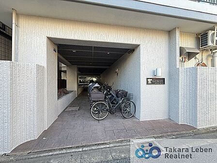 マンションエントランスです。落ち着いた温かみのある色調で、住む人をやさしく迎えてくれます。