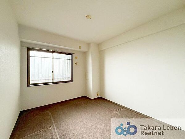 洋室約6.1帖：やわらかな陽光によって、リラックスした雰囲気が醸し出されています。