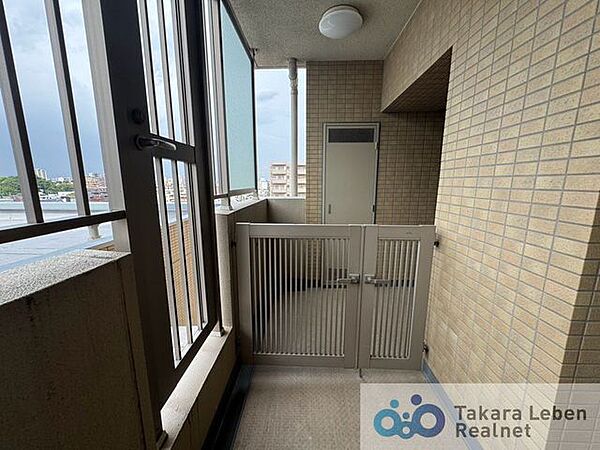 門扉付きの玄関ポーチで戸建てのようにお過ごしいただけます♪