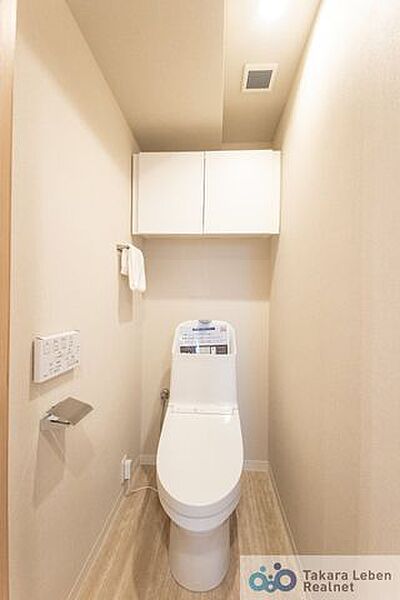 ウォシュレット機能付きのトイレは壁掛けリモコンの上位グレードを採用。便座がスッキリした印象となり、限られた空間を広く見せる効果があります。