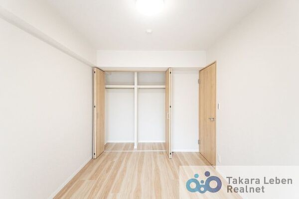 明るく落ち着いた雰囲気の洋室。居室としてはもちろん、在宅ワークや趣味の部屋としても使いやすい空間です。