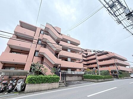 閑静な住宅街に佇む本マンションは、きりりと端正なフォルムが周りの風景に溶け込みながらも、美しく存在感を表しております。穏やかなこの地の表情と呼応して、人々の意識を引き寄せる事でしょう。