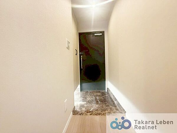 収納力のあるトールサイズのシューズボックスが据え付けられているので靴の収納に困りません。