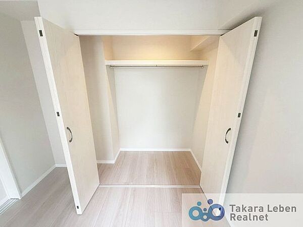 クローゼット内部はハンガーパイプの他、カバン類も収納できるよう棚がございまのすので収納に便利です。