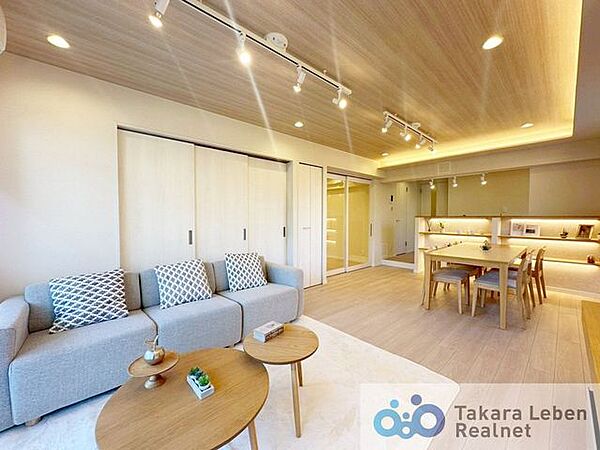 家族が集まる場所だからこそ、採光と通風を確保した心地よいリビングとなっております。自然と家族皆が揃い、笑顔が溢れる場となりそうです。