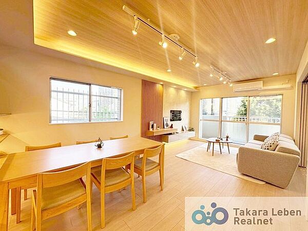 家族が自然と集まる、明るく開放感のあるリビング空間。大きな窓から差し込む陽光が室内をやさしく包み込み、毎日の暮らしに心地よい安らぎを与えてくれます。