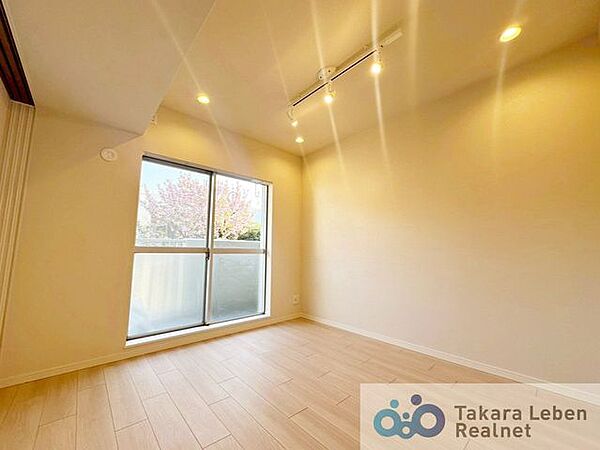 洋室約5.5帖。お子さまのお部屋や、集中して作業をする際のお部屋など、様々な用途での使用が期待できます。