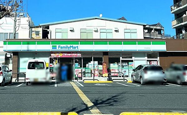 ファミリーマート戸田本町一丁目店 徒歩3分。 190m