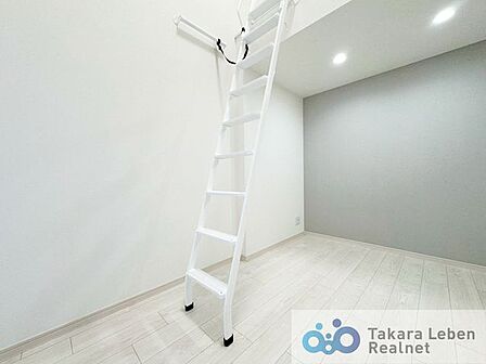 洋室(1)4.7帖。落ち着いた色合いでまとめられた洋室は、くつろぎの時間を過ごす居室としておすすめ。自分だけの空間を演出できます。