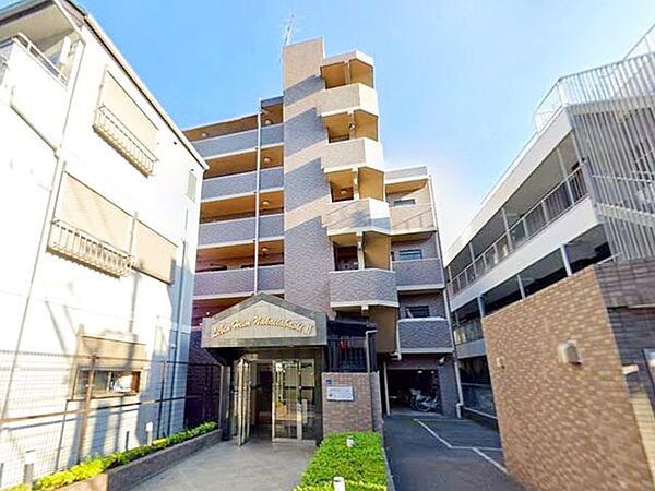 周囲の風景と美しく調和した外観は、主張しすぎず、それでいて印象に残る佇まい。