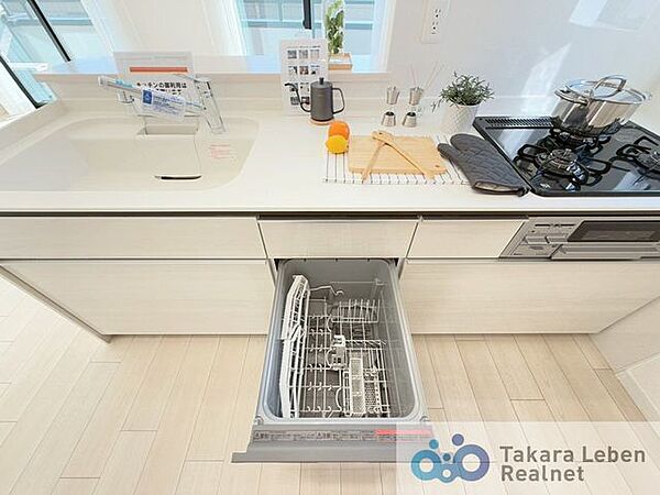 嬉しい3口コンロ。ビルトイン食器洗浄機の為場所を取らず忙しい朝も快適になります。また、収納はスライド式の為、奥にしまい込んだ調理器具等の取り出しもスムーズに行えるため、調理がはかどりますね
