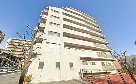 閑静な住宅街に佇む本マンションは、きりりと端正なフォルムが周りの風景に溶け込みながらも、美しく存在感を表しております。穏やかなこの地の表情と呼応して、人々の意識を引き寄せる事でしょう。