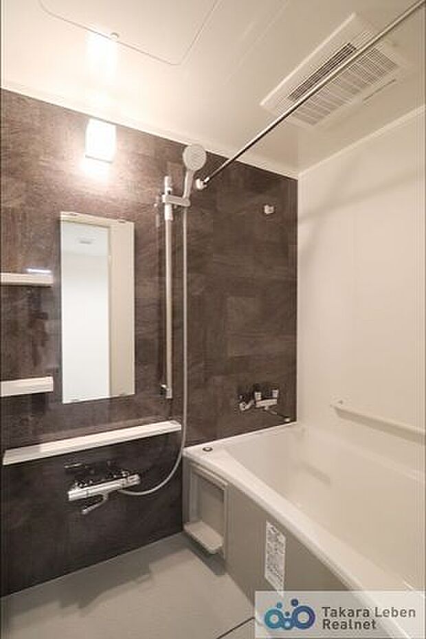 シャワー面に、水垢汚れが目立たないアクセントパネルを使用。雨の日もお洗濯可能、寒い冬場も暖かい浴室乾燥暖房機付き。