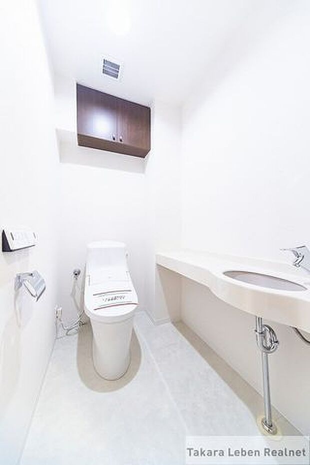 ウォシュレット機能付きのトイレは壁掛けリモコンの上位グレードを採用。