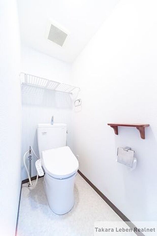 白を基調に清潔感のあるトイレ。トイレットペーパーホルダーとタオル掛けは標準で実装してます。