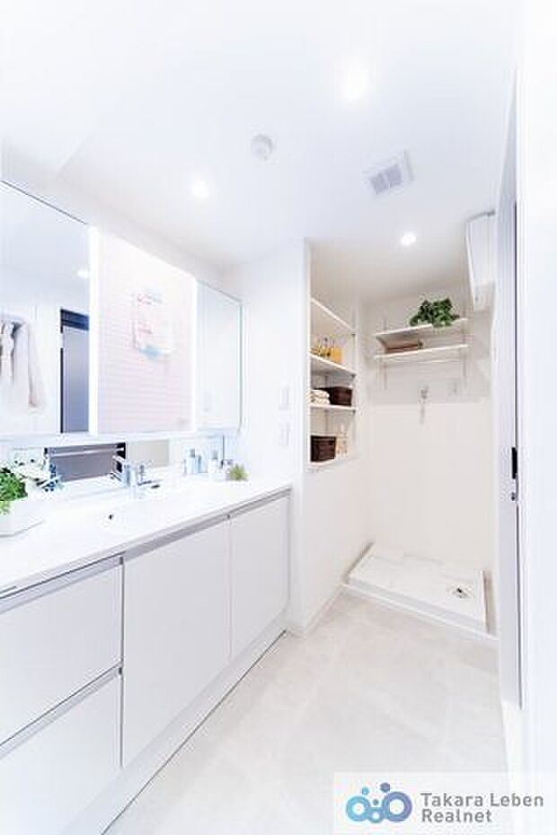 広々とした洗面所。鏡裏の独立洗面台は収納力豊富でモノが出がちな洗面所もスッキリ片付きます。