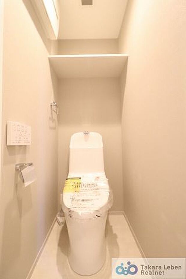ライトグレーのアクセントクロスが落ち着ける空間を演出した仕様のシャワートイレ