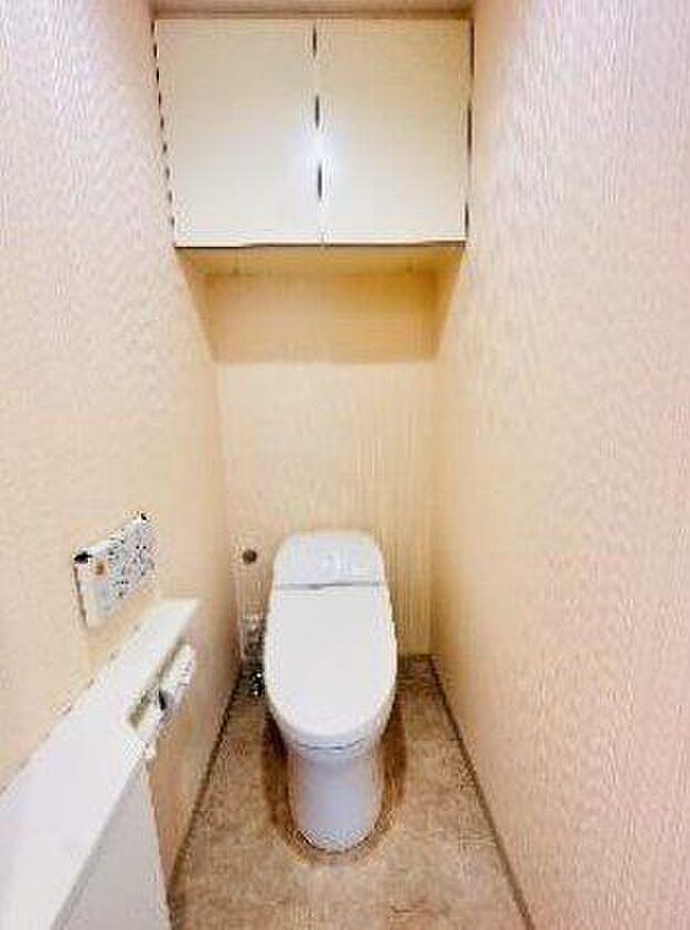 吊戸棚付きシャワートイレ。ペーパーホルダーには2ロール設置できます。