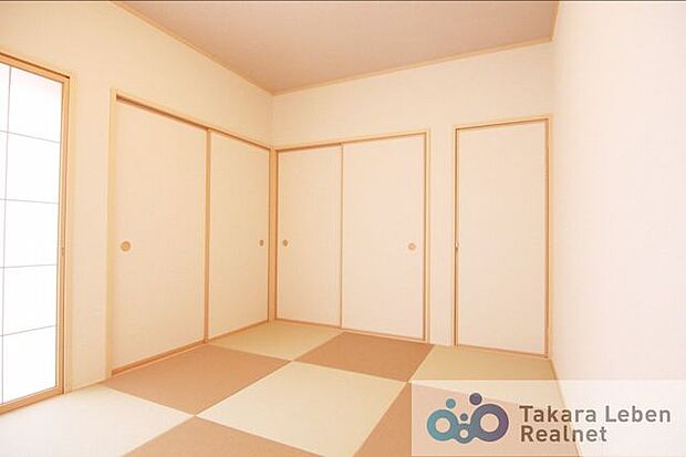 和室6.0帖。畳の色がシックで、和室ながら、どこか洋の雰囲気も感じさせるお洒落な空間になっております。