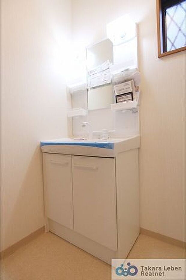 収納棚を4ヶ所に設けた洗面化粧台。散らかしやすい洗面台も整頓しやすい収納設備。シャワー水栓です。